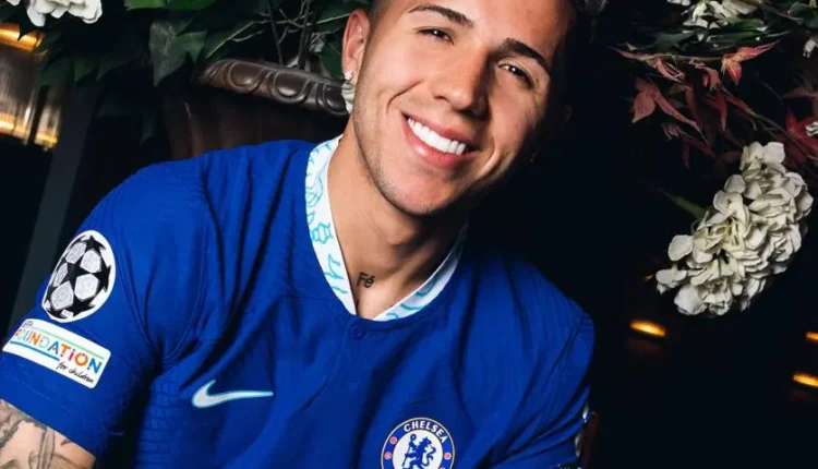 إنزو فرنانديز يمنح تشيلسي التقدم أمام ليدز وسط أجواء مضطربة